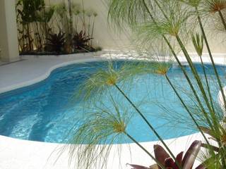 Jardim tropical , Alphaville 1 , REJANE HEIDEN PAISAGISMO REJANE HEIDEN PAISAGISMO Hồ bơi