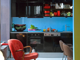 Außergewöhnliche Retro-Wohnung des estnischen Fotografen Toomas Volkmann, Baltic Design Shop Baltic Design Shop Dapur Gaya Eklektik Black