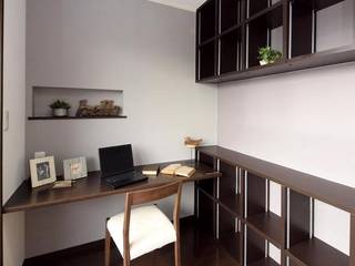 『 アーバン・シックなすまい 』, Live Sumai - アズ・コンストラクション - Live Sumai - アズ・コンストラクション - Modern Study Room and Home Office Wood Brown