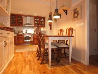 Mueble alacena y mesa de comedor, FUSTERS CÓRDOBA FUSTERS CÓRDOBA Sala da pranzo in stile rustico Legno massello Variopinto