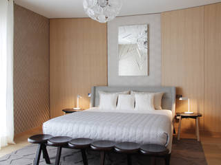 Magnifique déco vintage pour une résidence privée , Studio Catoir Studio Catoir Modern style bedroom Wood Grey