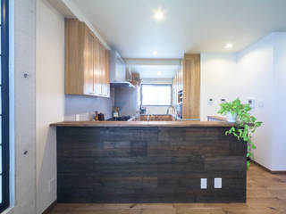 木目が美しい、オークの無垢のキッチン, 株式会社コリーナ 株式会社コリーナ Kitchen Solid Wood Multicolored