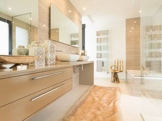 homify Modern bathroom