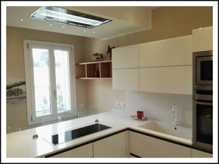 Cucina in vetro laccato bianco, Formarredo Due design 1967 Formarredo Due design 1967 Modern kitchen Glass