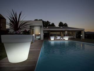 Cuatro formas de iluminar espacios de exterior. , Griscan diseño iluminación Griscan diseño iluminación クラシカルスタイルの プール