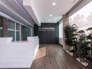 Remodelación de local para clínica dental, Pablo Cousinou Pablo Cousinou Modern corridor, hallway & stairs