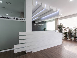 Remodelación de local para clínica dental, Pablo Cousinou Pablo Cousinou Modern corridor, hallway & stairs