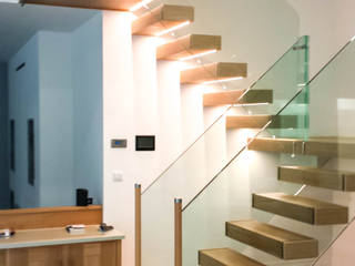 Floating staircase with oak cladding to the treads, Railing London Ltd Railing London Ltd 現代風玄關、走廊與階梯