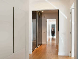 villa torlonia style, SERENA ROMANO' ARCHITETTO SERENA ROMANO' ARCHITETTO Modern corridor, hallway & stairs