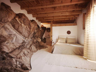 CASA EM FORMA DE ABRAÇO , pedro quintela studio pedro quintela studio Rustic style bedroom Stone