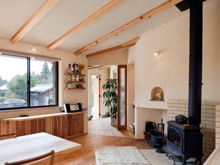 樹を繋ぐ家, 大森建築設計室 大森建築設計室 Eclectic style dining room Wood