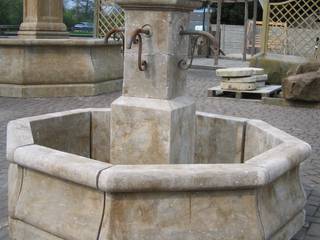 French Style Stone Fountains, BARTON FIELDS PATIO & LANDSCAPE CENTRE BARTON FIELDS PATIO & LANDSCAPE CENTRE Jardines mediterráneos Caliza