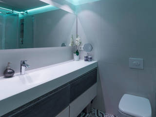 Baño con detalles de iluminación de colores, Conarte cocinas Conarte cocinas Modern Bathroom