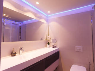 Baño con detalles de iluminación de colores, Conarte cocinas Conarte cocinas Modern Bathroom