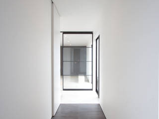 中庭の住宅, SeijiIwamaArchitects SeijiIwamaArchitects Modern Koridor, Hol & Merdivenler