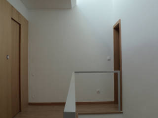 Casa SFA, PeC Arquitectos PeC Arquitectos Modern corridor, hallway & stairs