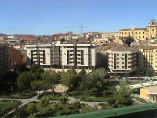 Treinta y cinco viviendas, locales y garaje en Cuenca, CARLOS MORENO ARQUITECTURA Y URBANISMO SLP CARLOS MORENO ARQUITECTURA Y URBANISMO SLP Дома в стиле модерн Известняк