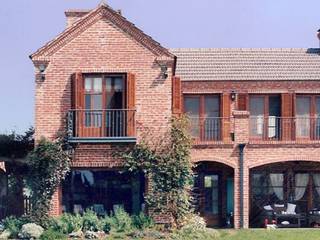 FATIMA I, Radrizzani Rioja Arquitectos Radrizzani Rioja Arquitectos Landhäuser Ziegel Rot