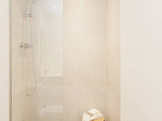 Bathroom shower Markham Stagers 모던스타일 욕실