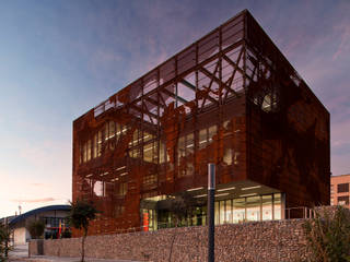 Instituto Geologico de Cataluña. Centro de Soporte Territorial Pirineos., Eduardo Irago Fotografia Eduardo Irago Fotografia 商业空间