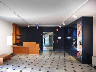 Museología y museografía para el Museo Azul de la Semana Santa de Lorca, CPETC CPETC Moderner Flur, Diele & Treppenhaus