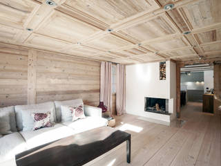 GSTAAD, SWITZERLAND, Ardesia Design Ardesia Design カントリーデザインの リビング 無垢材 多色