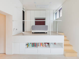 L house, aandd architecture and design lab. aandd architecture and design lab. Modern Corridor, Hallway and Staircase