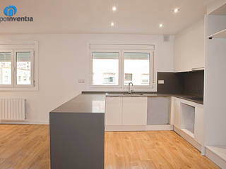 Reforma integral en calle Huelva de Barcelona, Grupo Inventia Grupo Inventia Modern kitchen Engineered Wood Transparent