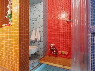 Bagni creativi: un bagno armadio e un bagno piscina, Di Origine Progettuale DOParchitetti Di Origine Progettuale DOParchitetti Moderne Badezimmer Mehrfarbig