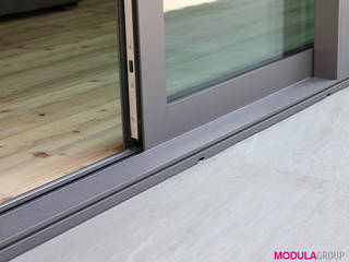 La tradizione di montagna incontra il design moderno, Modula Group Srl Modula Group Srl Scandinavian style windows & doors Aluminium/Zinc