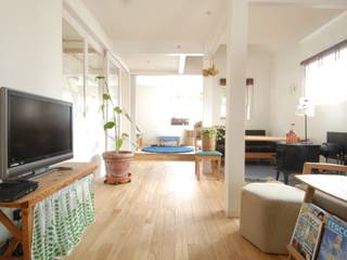 ストーブのある家, 株式会社ＴＥＲＲＡデザイン 株式会社ＴＥＲＲＡデザイン Living room Wood White