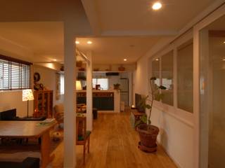 ストーブのある家, 株式会社ＴＥＲＲＡデザイン 株式会社ＴＥＲＲＡデザイン Living room Wood Brown