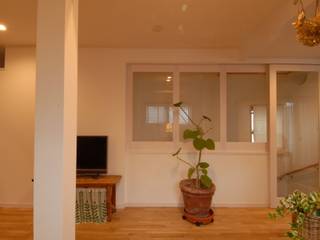 ストーブのある家, 株式会社ＴＥＲＲＡデザイン 株式会社ＴＥＲＲＡデザイン Country style living room Wood White