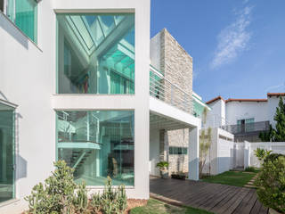 Residência Ville, JERAU Projetos Sustentáveis JERAU Projetos Sustentáveis Casas de estilo minimalista Caliza