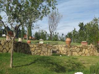 ​Giardino in Toscana: La campagna in giardino, il giardino in campagna., STUDIO MORALDI STUDIO MORALDI Mediterranean style garden
