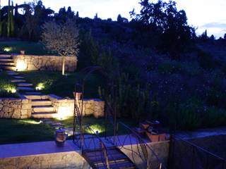 ​Giardino in Toscana: La campagna in giardino, il giardino in campagna., STUDIO MORALDI STUDIO MORALDI Mediterranean style garden