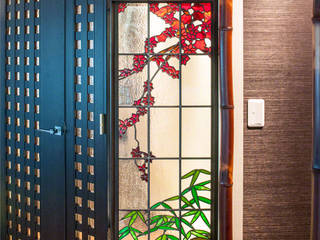 両袖にしだれ桜と紅葉を配した扉, マルグラスデザインスタジオ マルグラスデザインスタジオ Asiatische Wohnzimmer Glas Mehrfarbig
