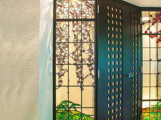 両袖にしだれ桜と紅葉を配した扉, マルグラスデザインスタジオ マルグラスデザインスタジオ 和風の 玄関&廊下&階段 ガラス 多色