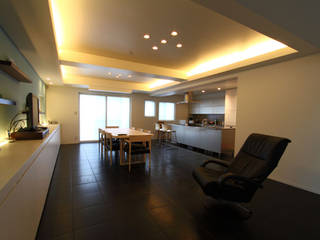 M邸, 株式会社アマゲロ / amgrrow Co., Ltd. 株式会社アマゲロ / amgrrow Co., Ltd. Modern living room