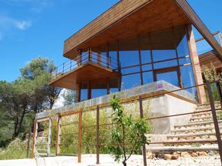 La CASA AUTOSUFICIENTE en medio de la naturaleza que te robará suspiros, ABCDEstudio ABCDEstudio Śródziemnomorskie domy Drewno O efekcie drewna