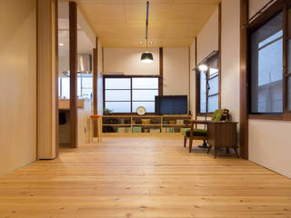 TIMELESS CORRIDOR, リノクラフト株式会社 リノクラフト株式会社 Eclectic style living room Wood Beige