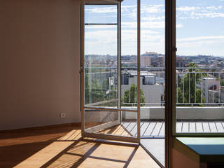 Restauro de apartamento no Bloco das Águas Livres, Lisboa, Alberto Caetano Alberto Caetano Modern living room