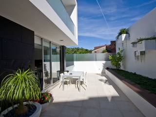 Casa A.F. | atelier d'arquitectura J. A. Lopes da Costa: Jardins  por Atelier Lopes da Costa