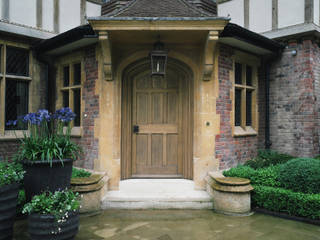 Bespoke Oak Doors, Stuart Interiors Stuart Interiors クラシカルな 窓&ドア 木 木目調