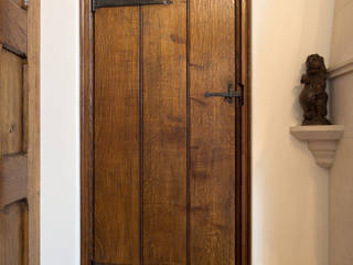 Bespoke Oak Doors, Stuart Interiors Stuart Interiors クラシカルな 窓&ドア 木 木目調