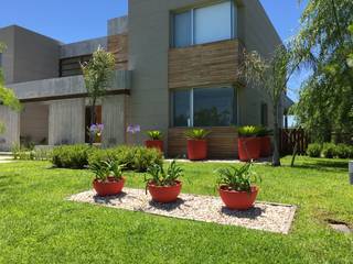 MODERN RED, BAIRES GREEN BAIRES GREEN Moderner Garten Rot