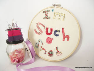 Textile word art by Cliona Byrne, Thimble Hoop Thimble Hoop Daha fazla oda Tekstil Altın Sarısı