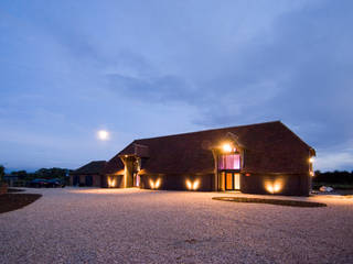 Denne Manor Barn: a 17th Century Grade II listed barn restored, interior transformed into an art, Lee Evans Partnership Lee Evans Partnership Modern houses