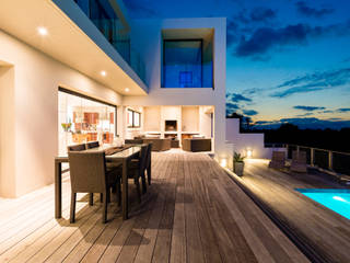 Maison contemporaine avec grande terrasse et piscine, Concept Creation Concept Creation Kolam Renang Modern Kayu Wood effect