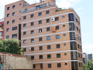 Edificio Hernán Cortés: viviendas, locales comerciales, oficinas y garajes, Sánchez Terio Arquitectos Sánchez Terio Arquitectos Case in stile minimalista